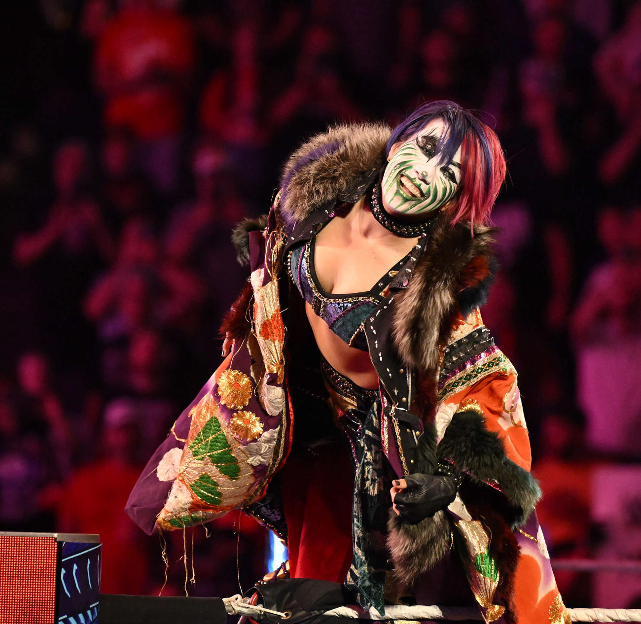 リング入場し、コーナートップで観客の声援を浴びるアスカ（C）2023 WWE, Inc. All Rights Reserved.