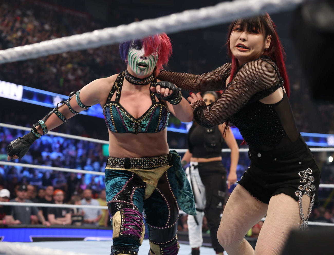 試合終了後、WWE女子王者イヨ・スカイ（右）にコーナーへと投げ飛ばされるアスカ（C）2023 WWE, Inc. All Rights Reserved.