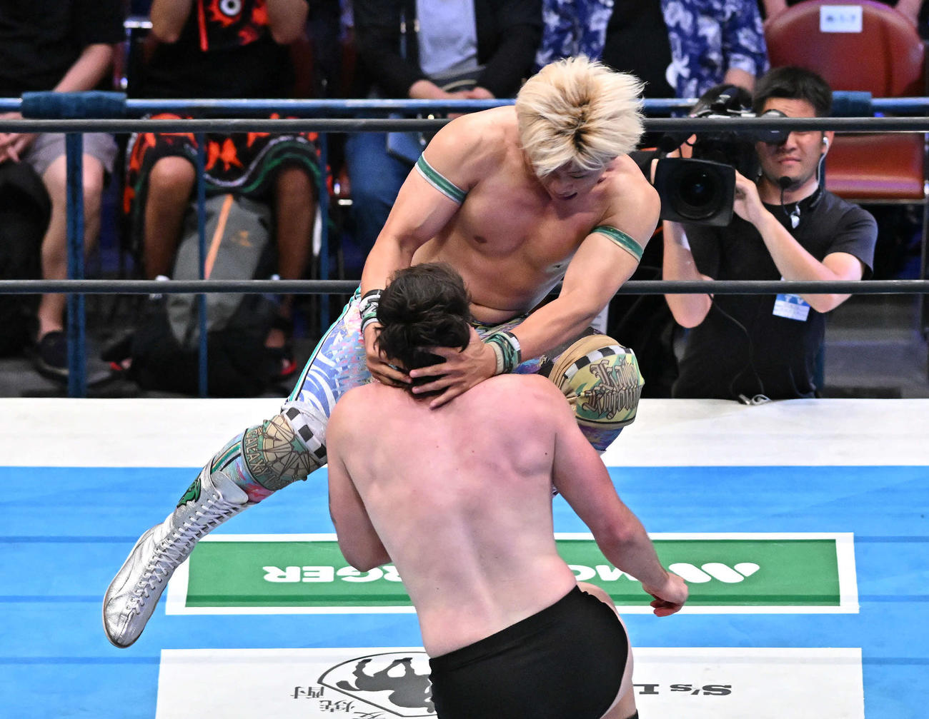 4人タッグマッチで清宮（上）はオスカー・ロイベに変型シャイニング・ウィザードを決め勝利する（撮影・滝沢徹郎）