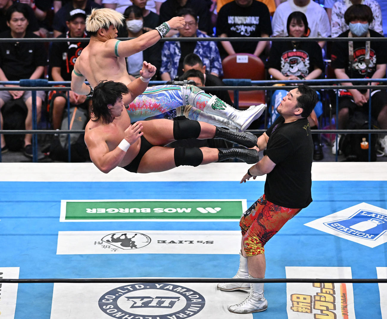 4人タッグマッチで清宮（左後方）と大岩（同手前）は矢野にドロップキックを見舞う（撮影・滝沢徹郎）