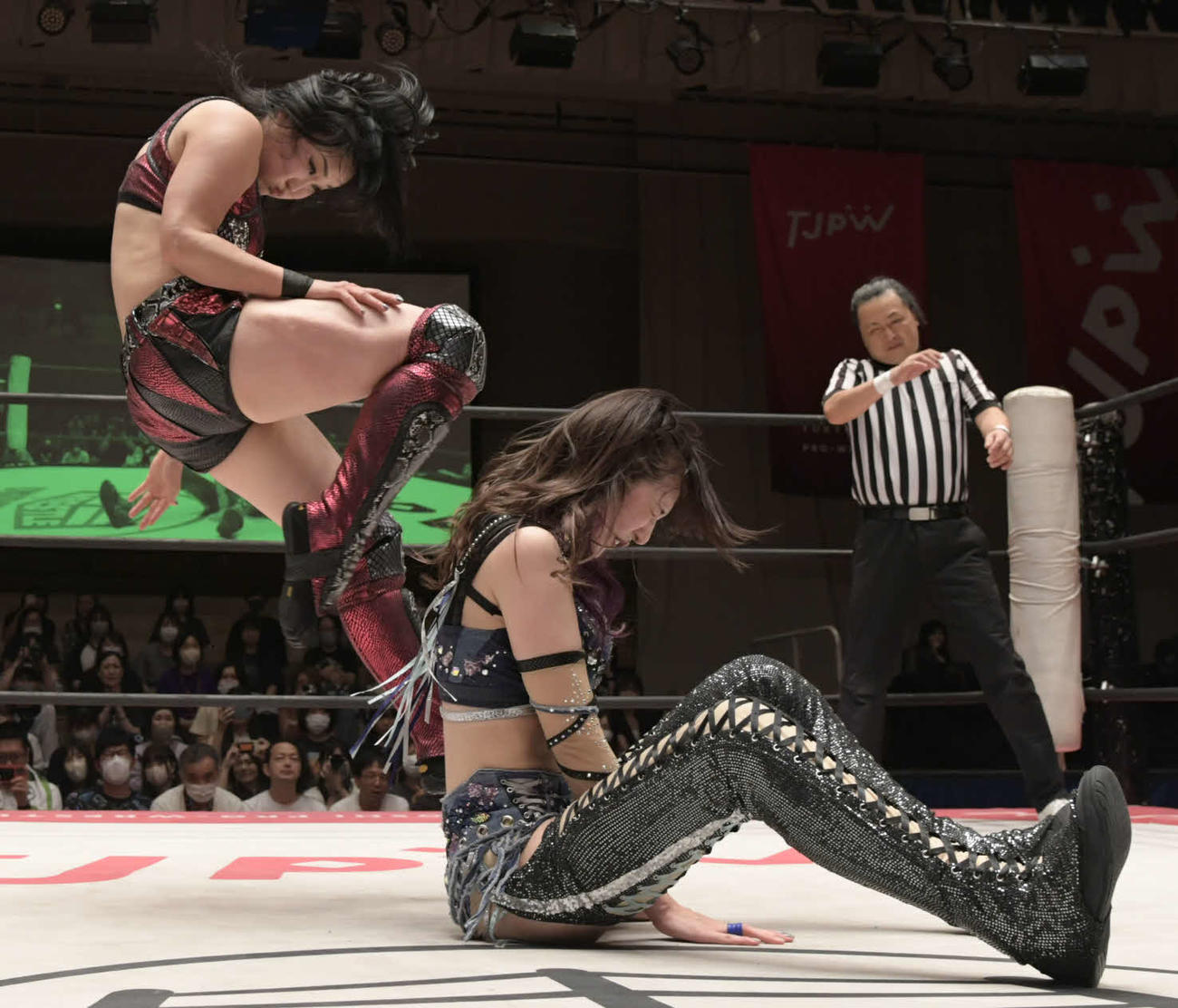 東京女子後楽園大会　プリンセスカップ決勝で上福ゆき（右）に後頭部へのクラッシュ・ラビットヒートを浴びせる山下実優（東京女子プロレス提供）