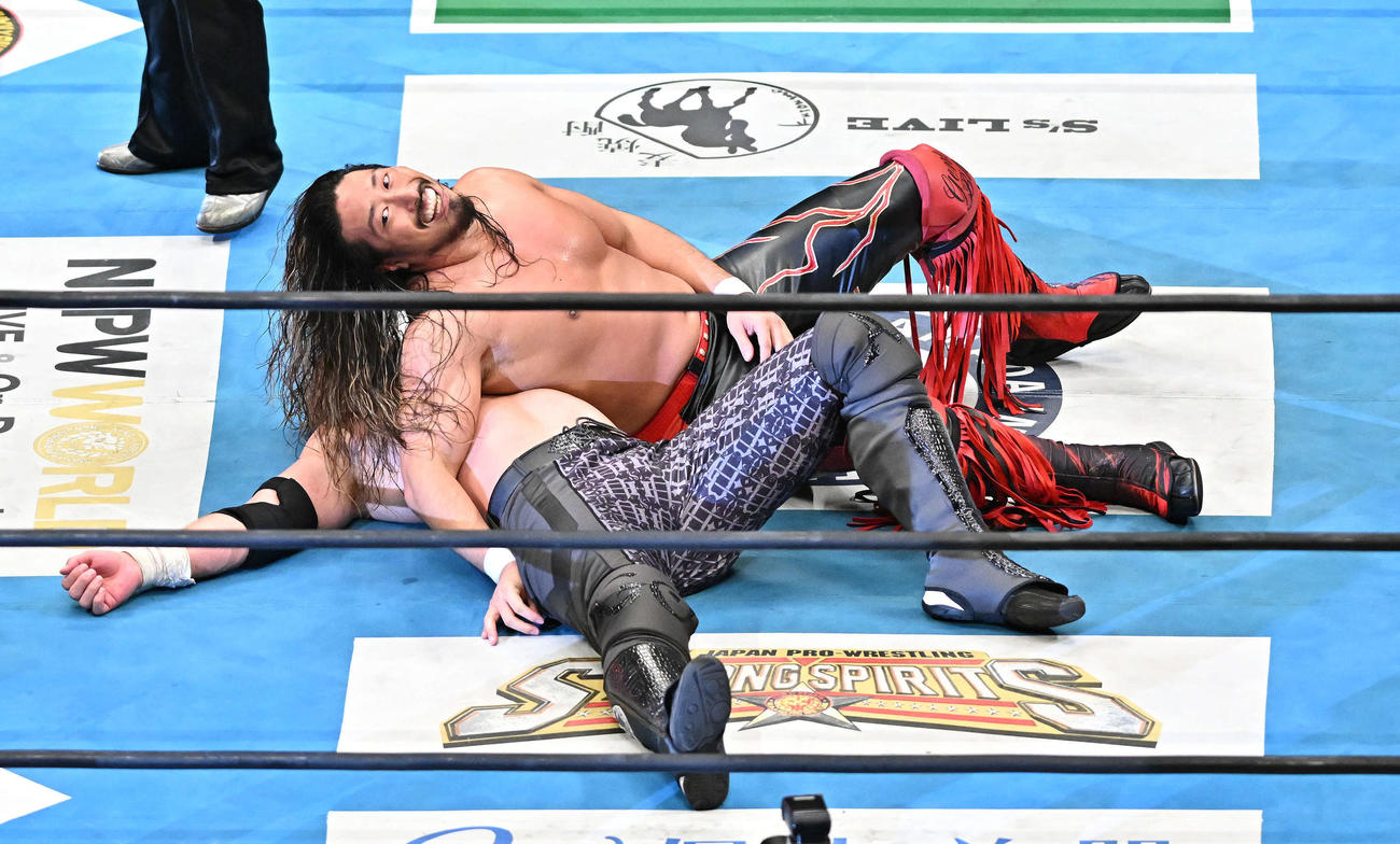 8人タッグマッチで辻（上）はオスプレイから3カウントを奪い笑顔を見せる（撮影・滝沢徹郎）