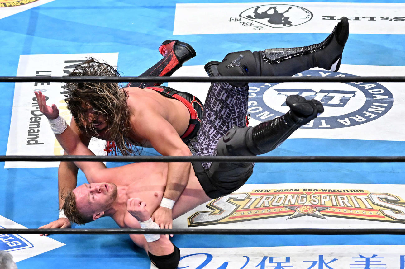 8人タッグマッチで辻（上）はオスプレイにジーンブラスターを決め勝利する（撮影・滝沢徹郎）