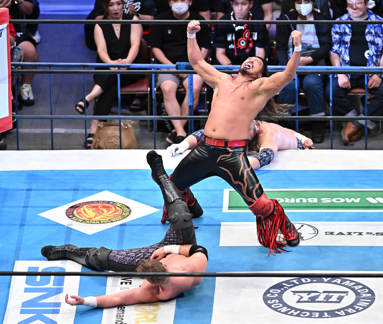 8人タッグマッチで辻（上）はオスプレイの前で気合を入れる（撮影・滝沢徹郎）