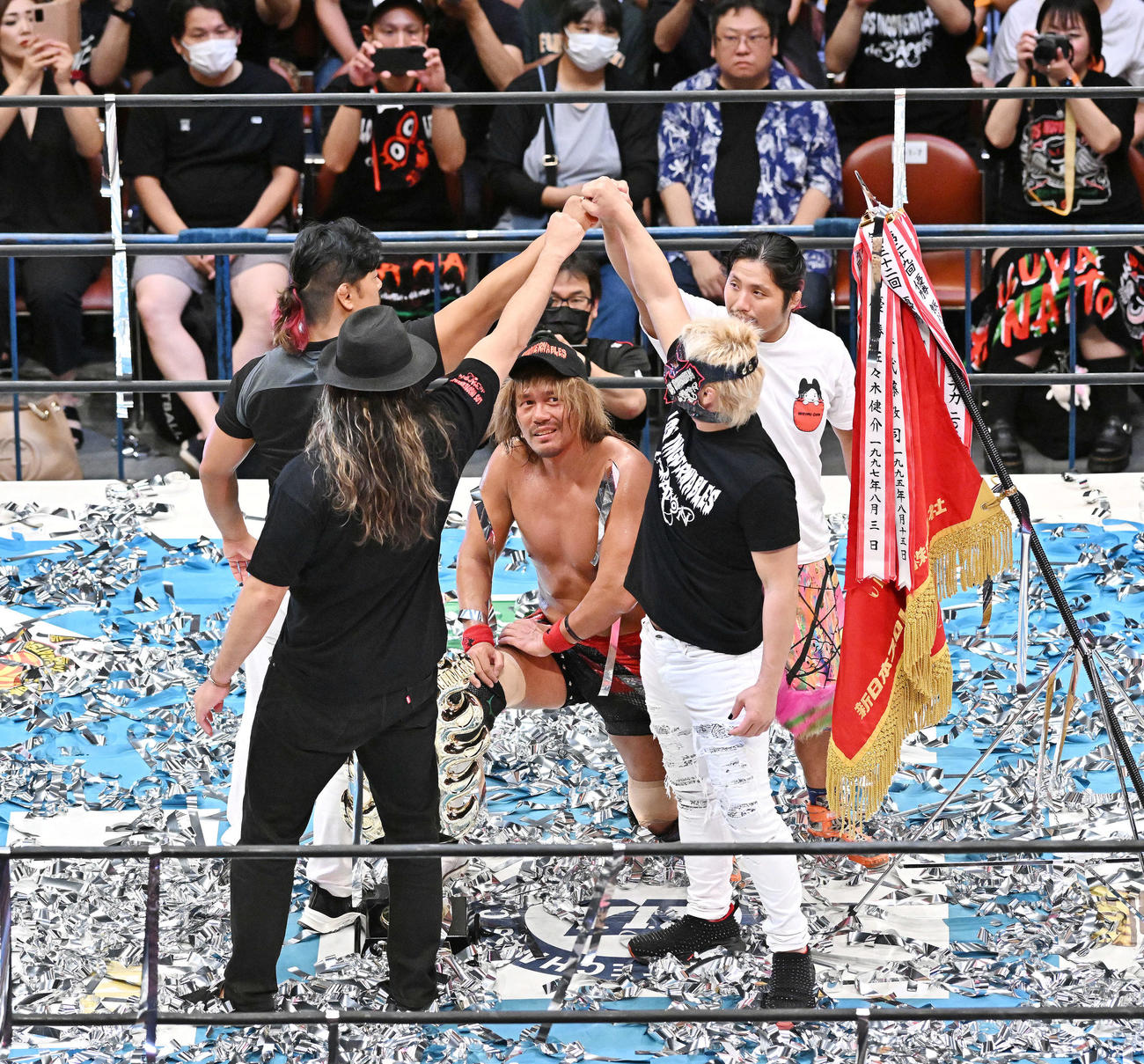 優勝を決めた内藤（中央）はロス・インゴベルナブレス・デ・ハポンのメンバーとのグータッチに臨む（撮影・滝沢徹郎）