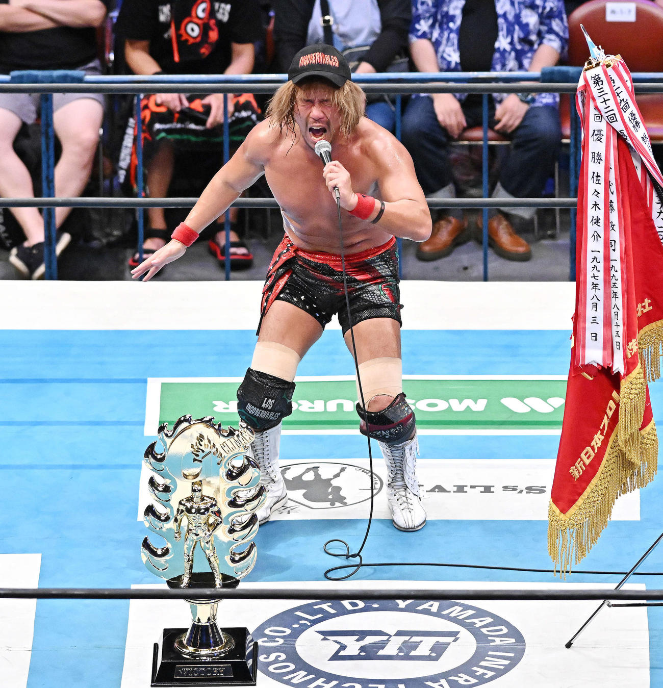 優勝を決めた内藤はファンとともに「ロス・インゴベルナブレス・デ・ハポン」を大合唱する（撮影・滝沢徹郎）