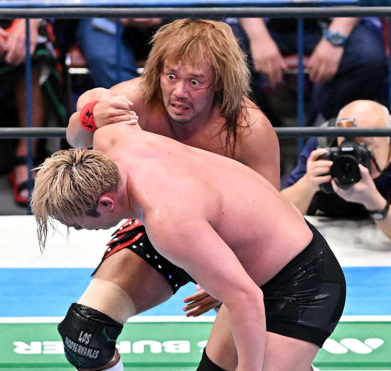 内藤（後方）はオカダにデスティーノを狙う（撮影・滝沢徹郎）