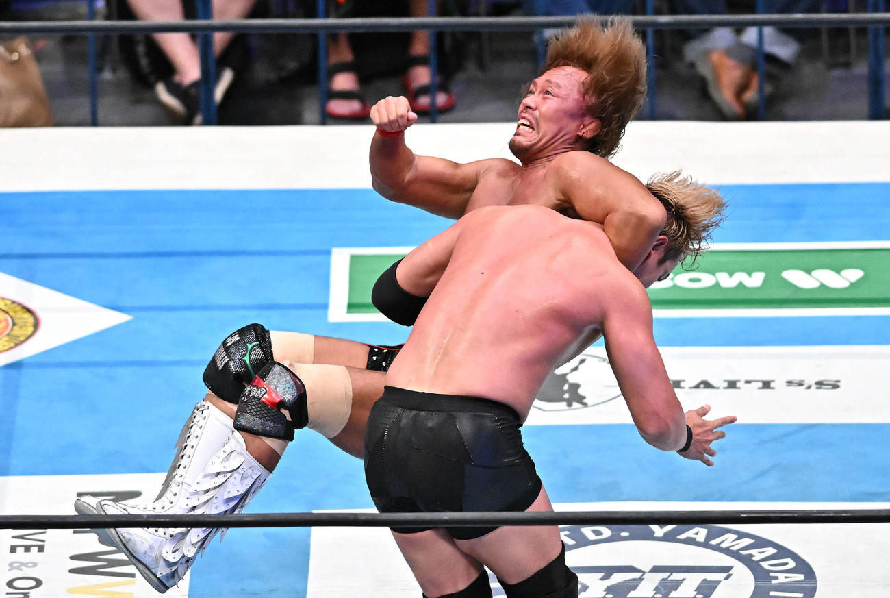 内藤（上）はオカダにデスティーノを決める（撮影・滝沢徹郎）