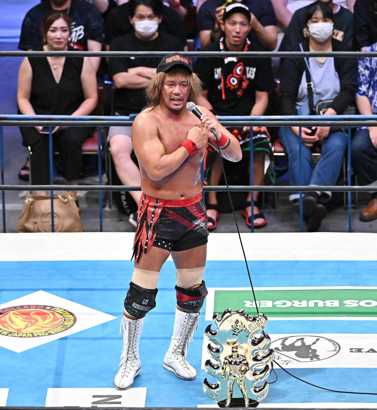優勝を決めマイクパフォーマンスする内藤（撮影・滝沢徹郎）