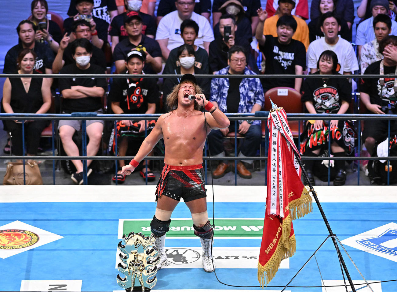 優勝を決めマイクパフォーマンスする内藤（撮影・滝沢徹郎）