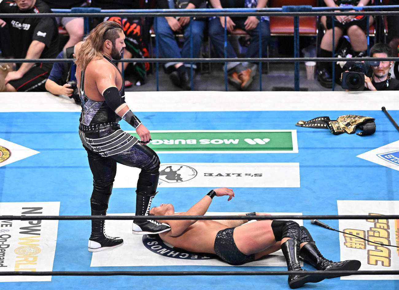 8人タッグマッチを終えダウンしたSANADA（右）を蹴るEVIL（撮影・滝沢徹郎）