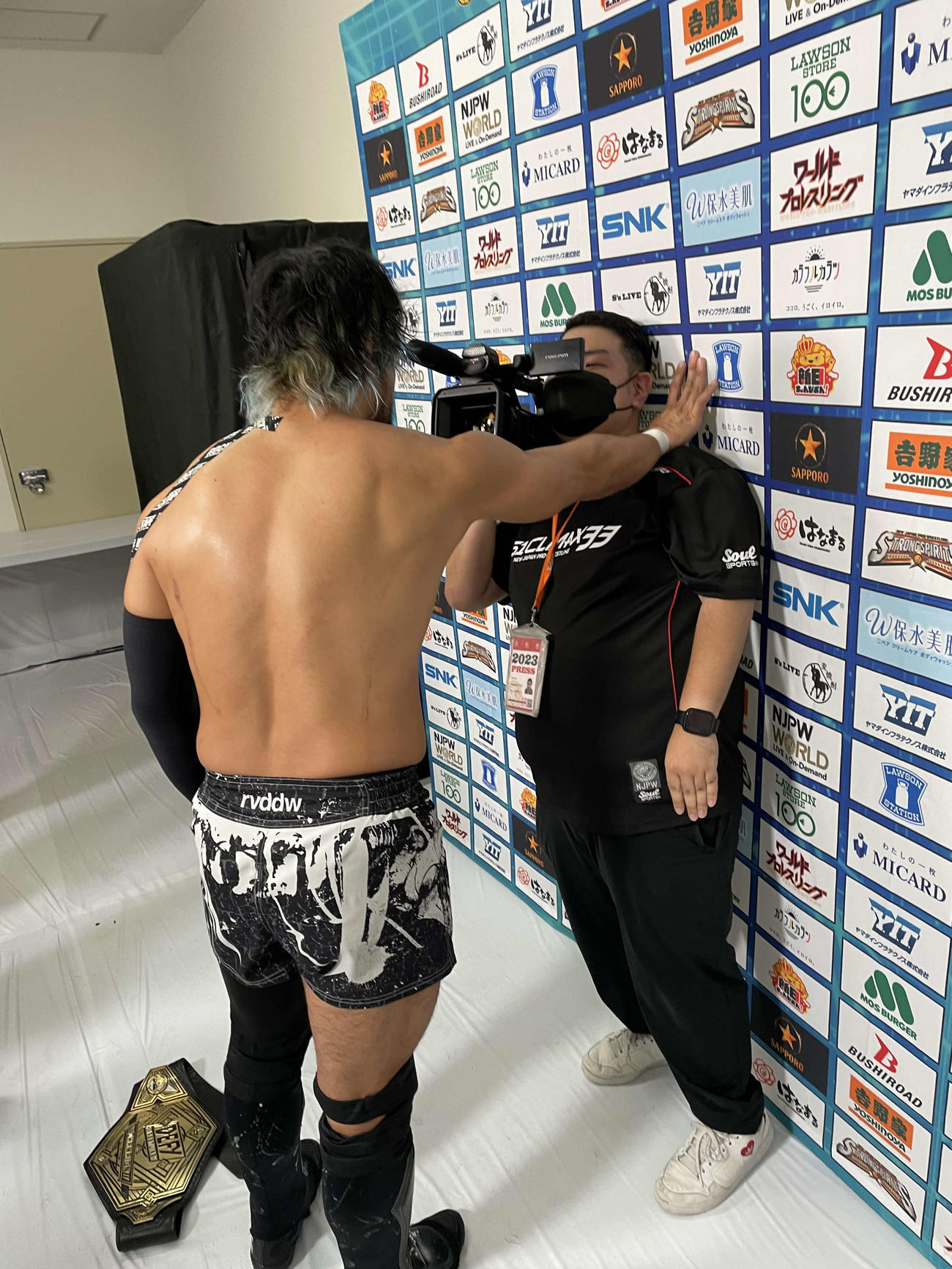 試合後のバックステージで新日本の“いつもの”カメラマンに、壁ドンするKENTA