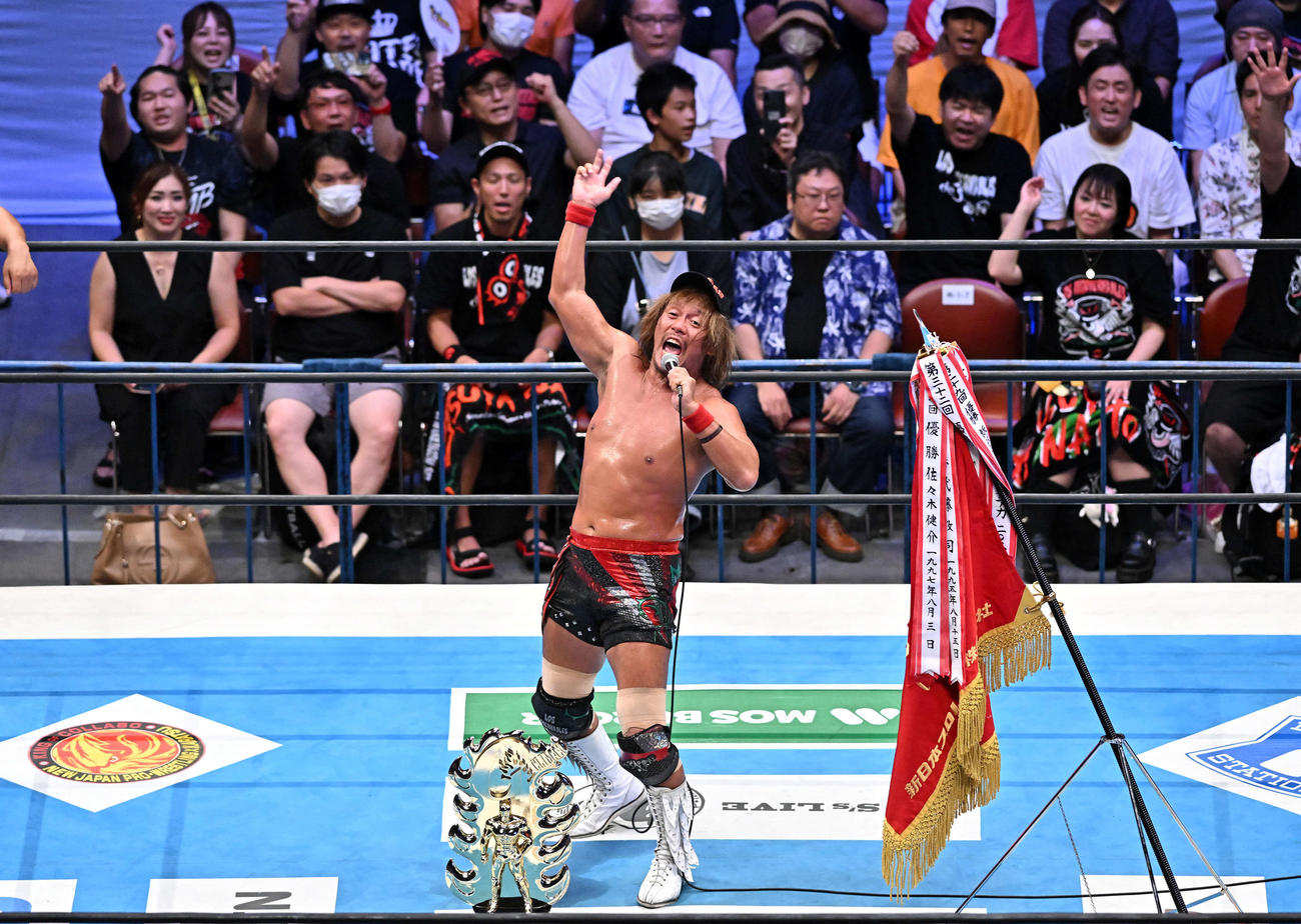 優勝を決めた内藤はファンと一緒に「ロス・インゴベルナブレス・デ・ハポン」を大合唱する（撮影・滝沢徹郎）