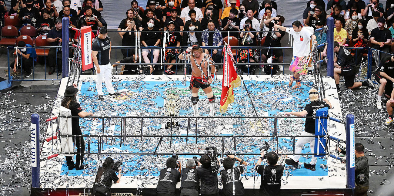 優勝を決めポーズを決める内藤（中央）（撮影・滝沢徹郎）