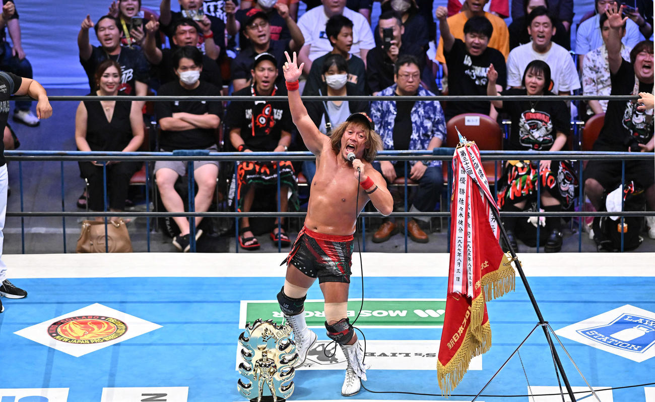 優勝を決めた内藤はファンとともに「ロス・インゴベルナブレス・デ・ハポン」を大合唱する（撮影・滝沢徹郎）