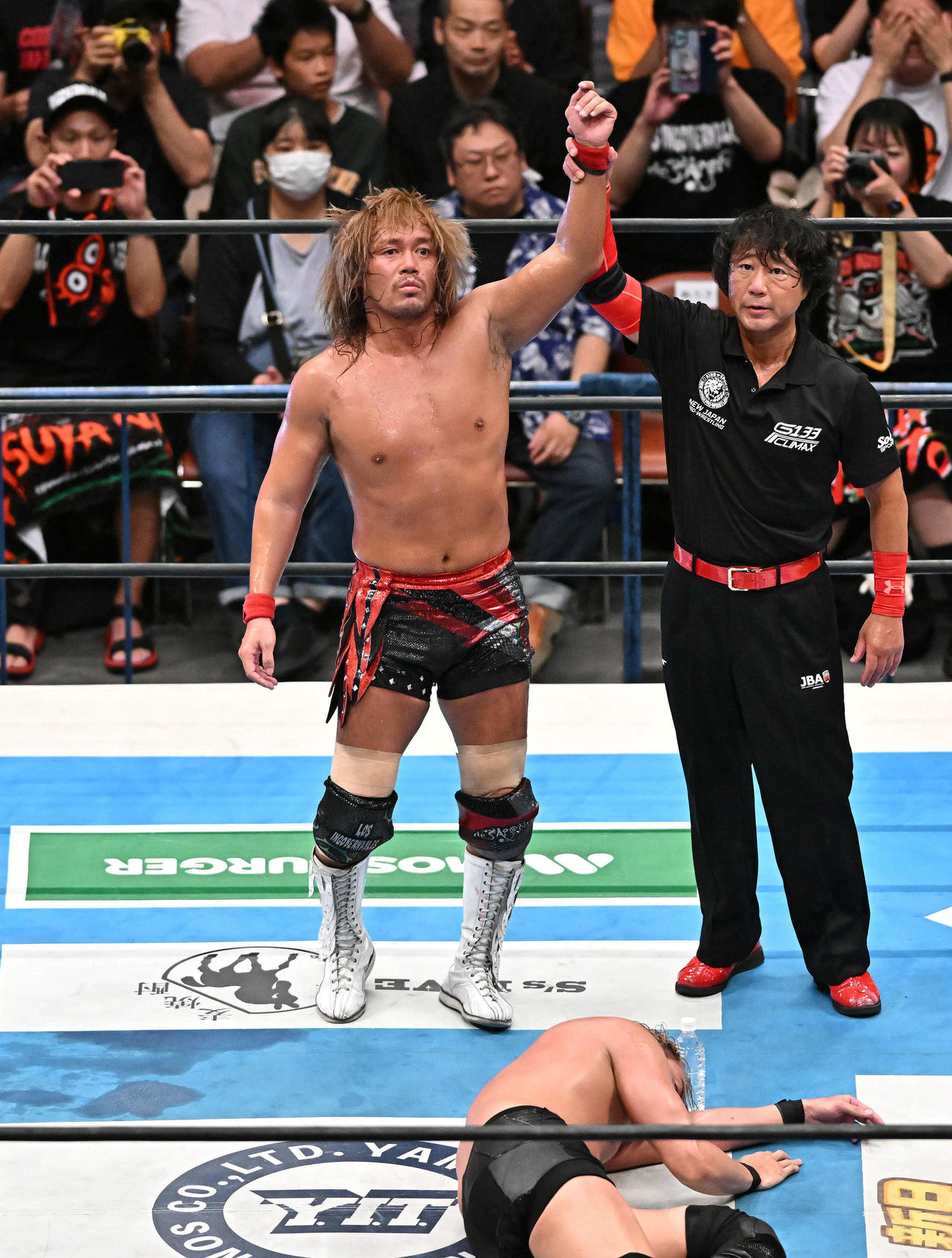 内藤はオカダに勝利し勝ち名乗りを受ける（撮影・滝沢徹郎）