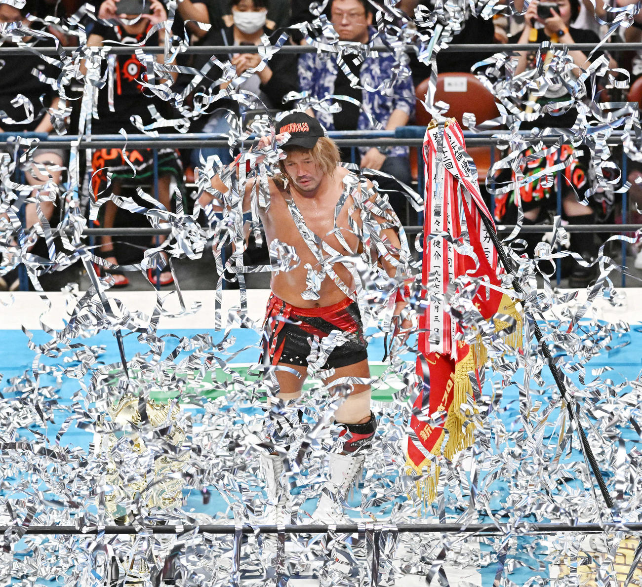優勝を決めた内藤は紙テープで祝福される（撮影・滝沢徹郎）