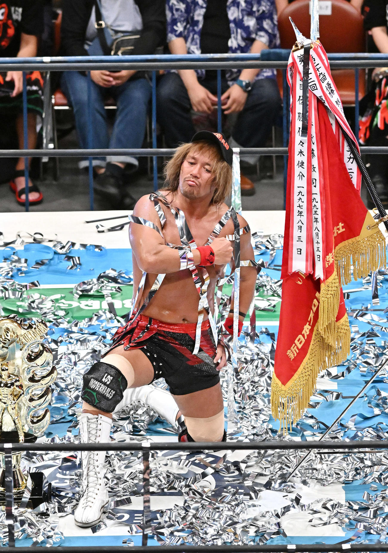 優勝を決めポーズを決める内藤（撮影・滝沢徹郎）
