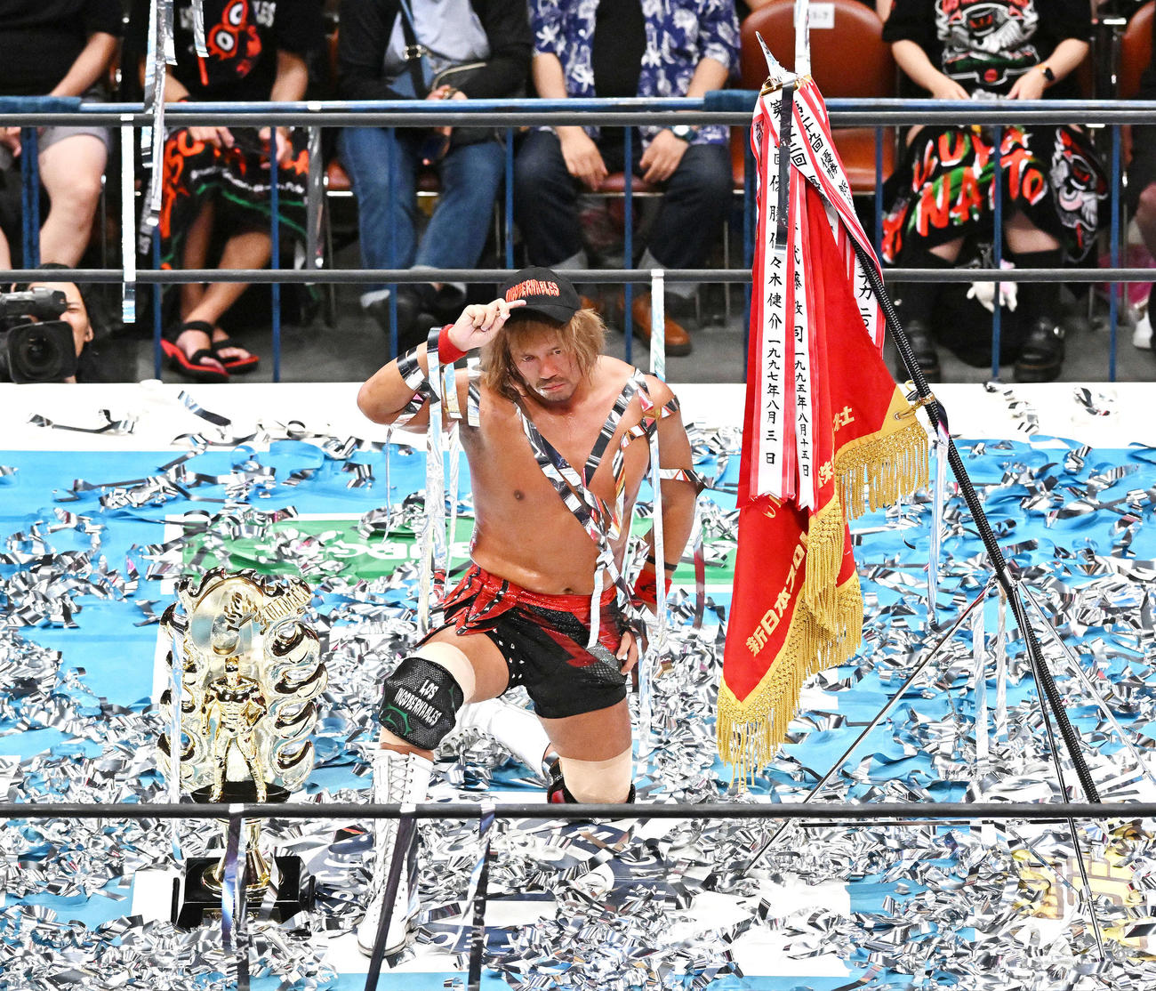 優勝を決めポーズを決める内藤（撮影・滝沢徹郎）