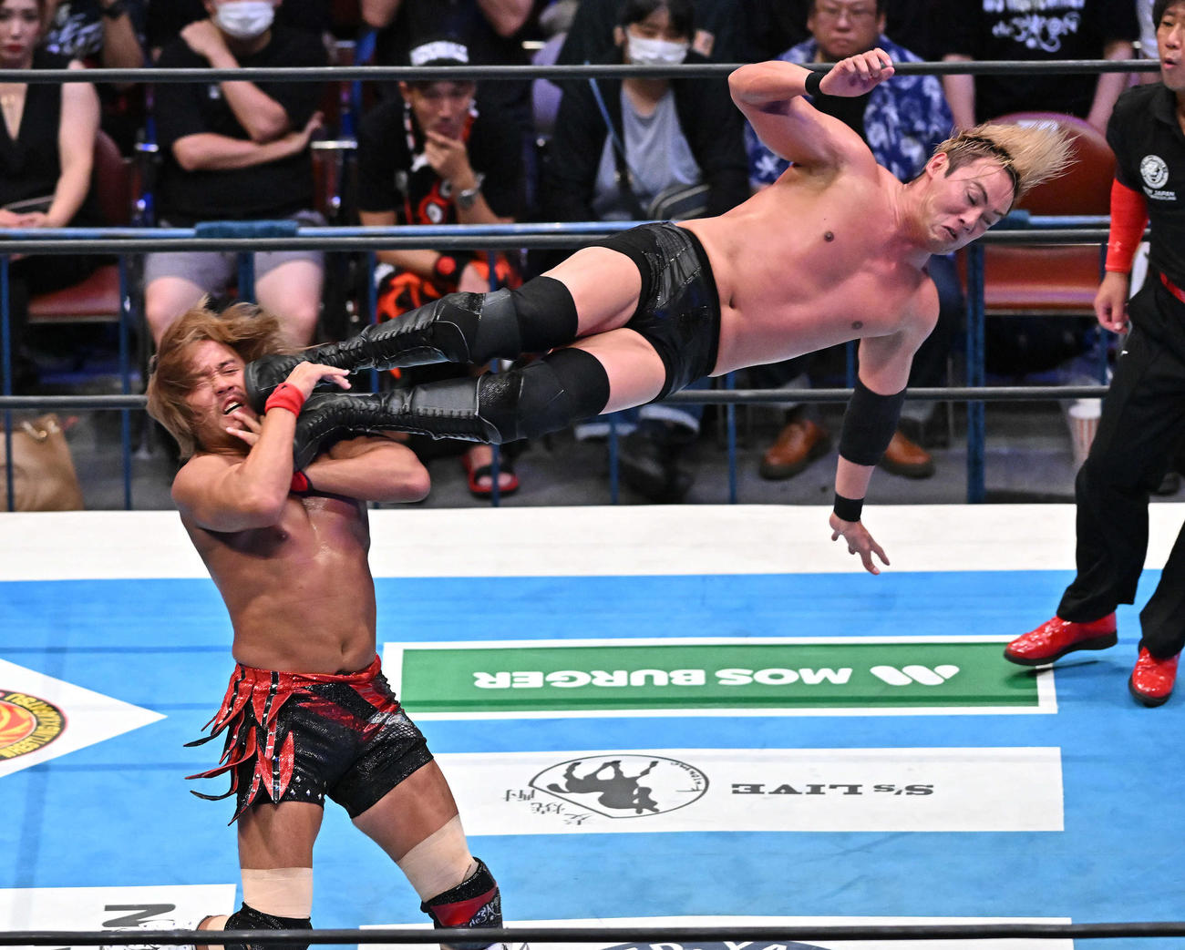 オカダ（右）は内藤にドロップキックを決める（撮影・滝沢徹郎）