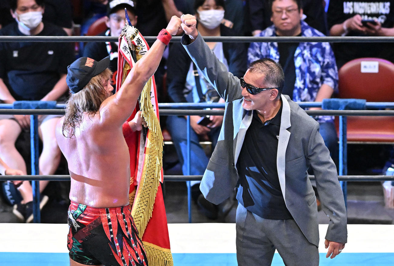 優勝を決めた内藤（左）は優勝旗のプレゼンターを務めた蝶野とポーズを決める（撮影・滝沢徹郎）