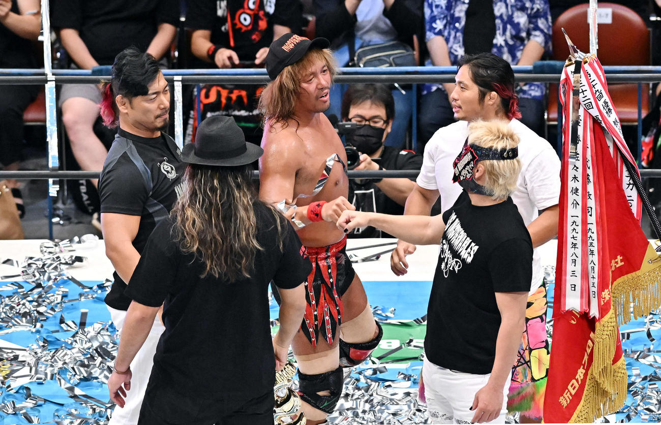 優勝を決めた内藤（中央）はロス・インゴベルナブレス・デ・ハポンのメンバーと祝福する（撮影・滝沢徹郎）