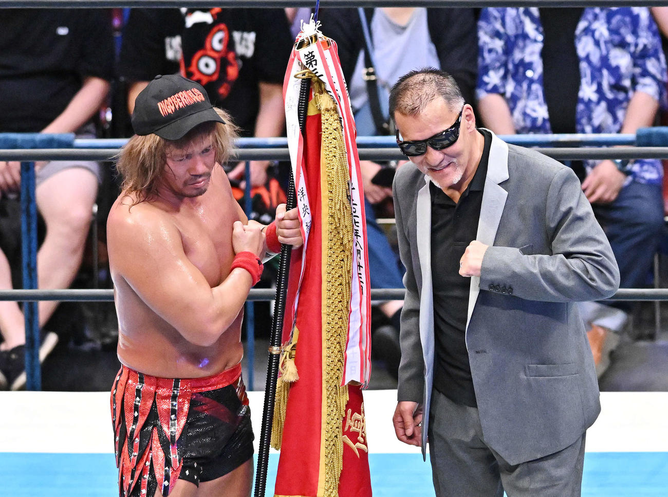 優勝を決めた内藤（左）は優勝旗のプレゼンターを務めた蝶野とポーズを決める（撮影・滝沢徹郎）