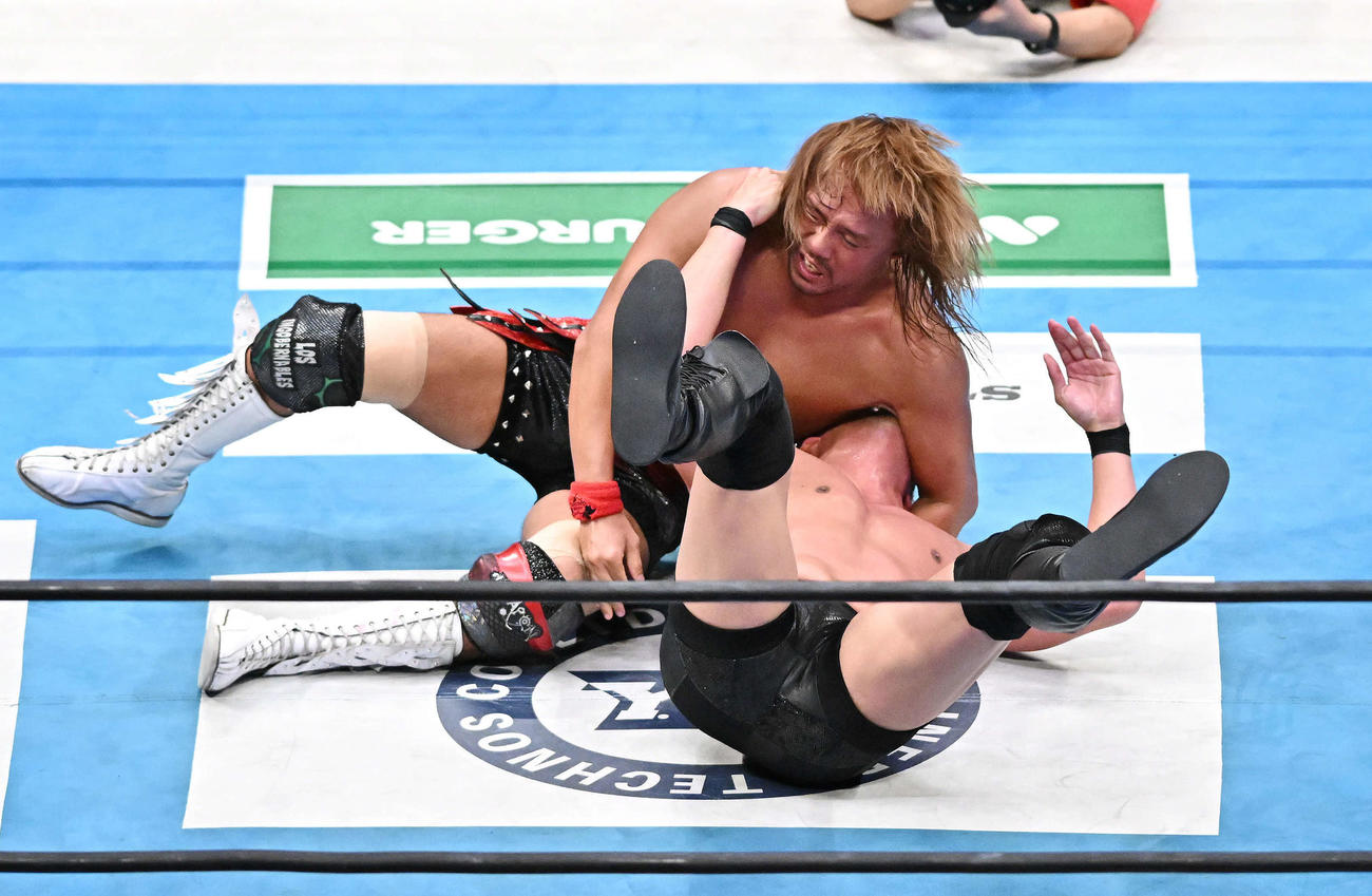 内藤（上）はオカダにデスティーノを決め勝利する（撮影・滝沢徹郎）