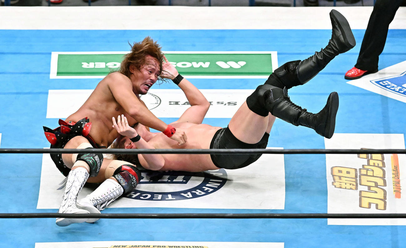 内藤（左）はオカダをデスティーノでマットにたたき付ける（撮影・滝沢徹郎）
