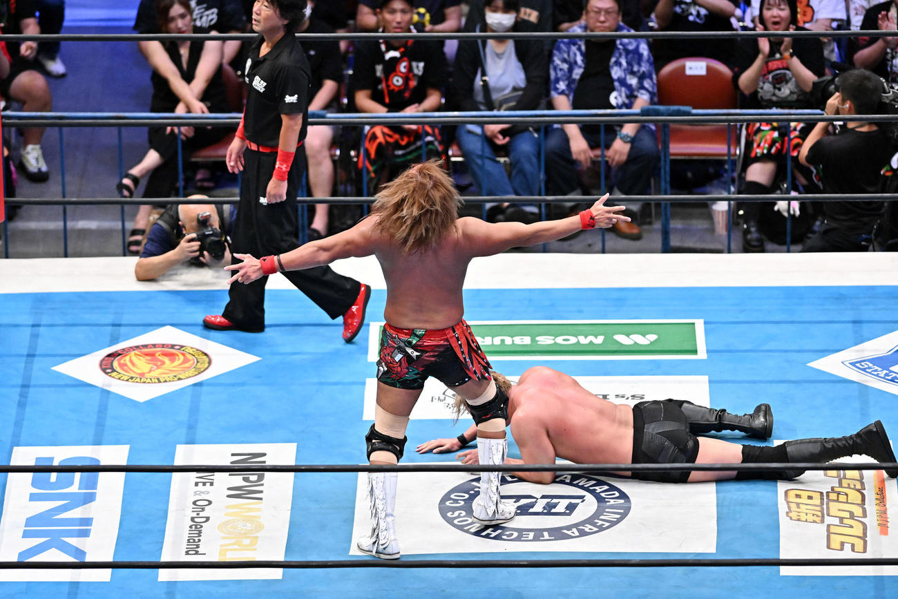 内藤（手前）はフィニッシュのデスティーノを決める前に両手を広げる（撮影・滝沢徹郎）