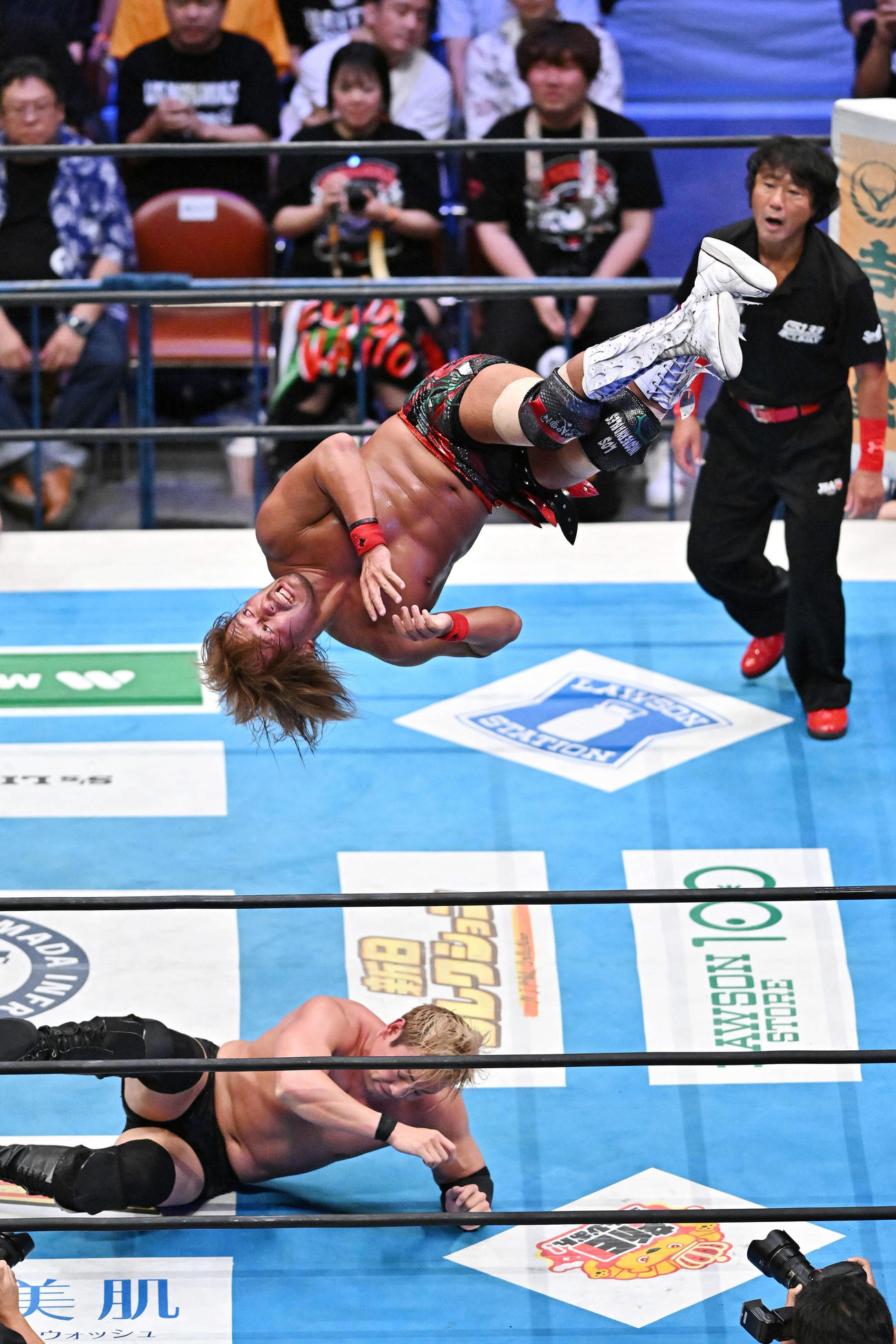 内藤（上）はスターダストプレスを狙うもオカダに逃げられる（撮影・滝沢徹郎）