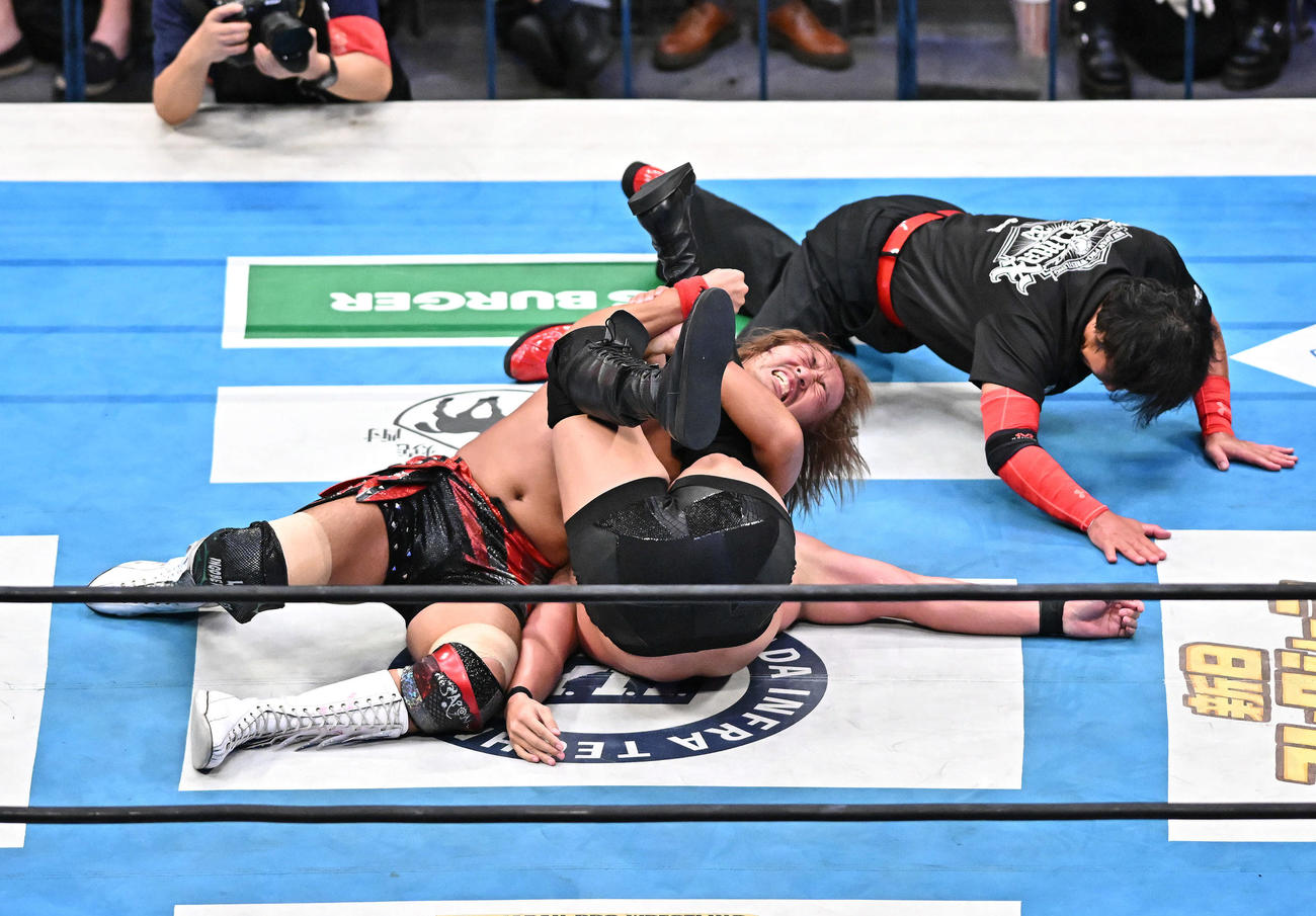 内藤（中央）はオカダとの死闘を制し優勝を決める（撮影・滝沢徹郎）