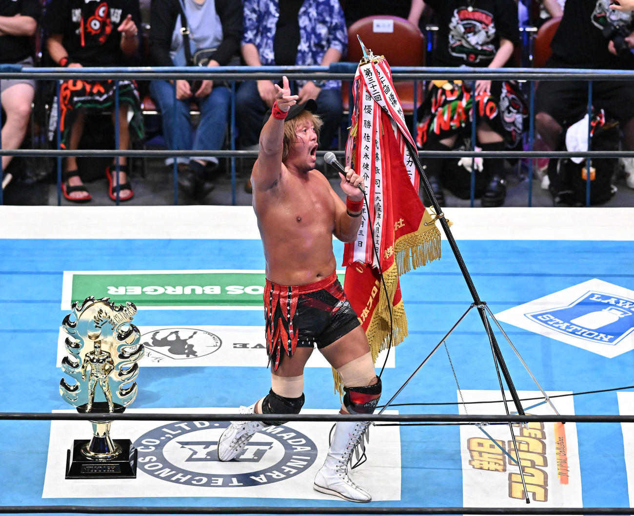 優勝を決めた内藤はファンとともに「ロス・インゴベルナブレス・デ・ハポン」を大合唱する（撮影・滝沢徹郎）