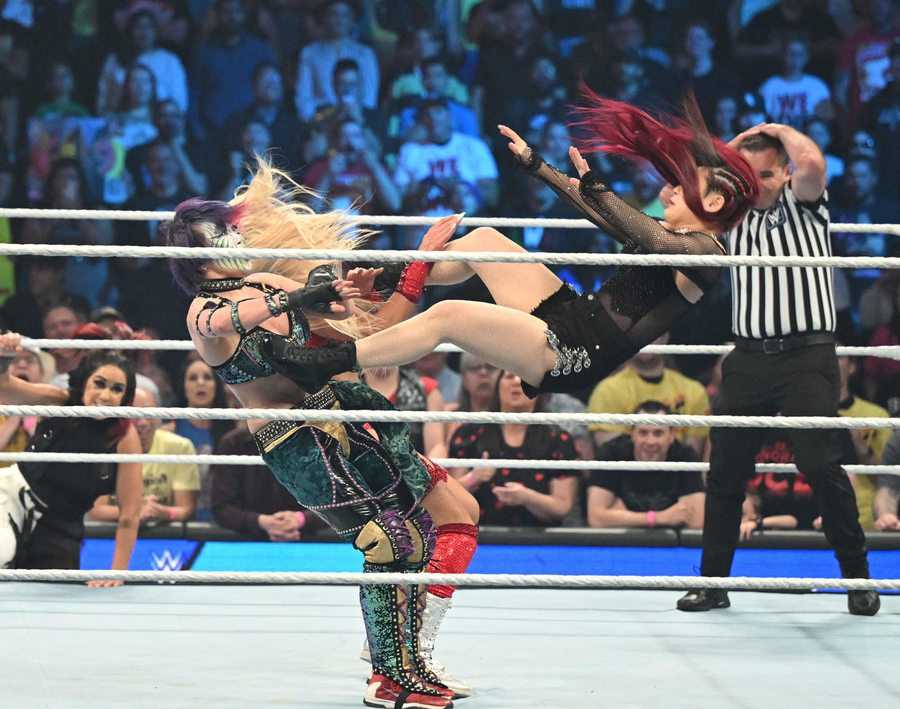 アスカ（左端）、シャーロット・フレアー（中央）にミサイルキックを放ったWWE女子王者イヨ・スカイ（C）2023 WWE, Inc. All Rights Reserved.