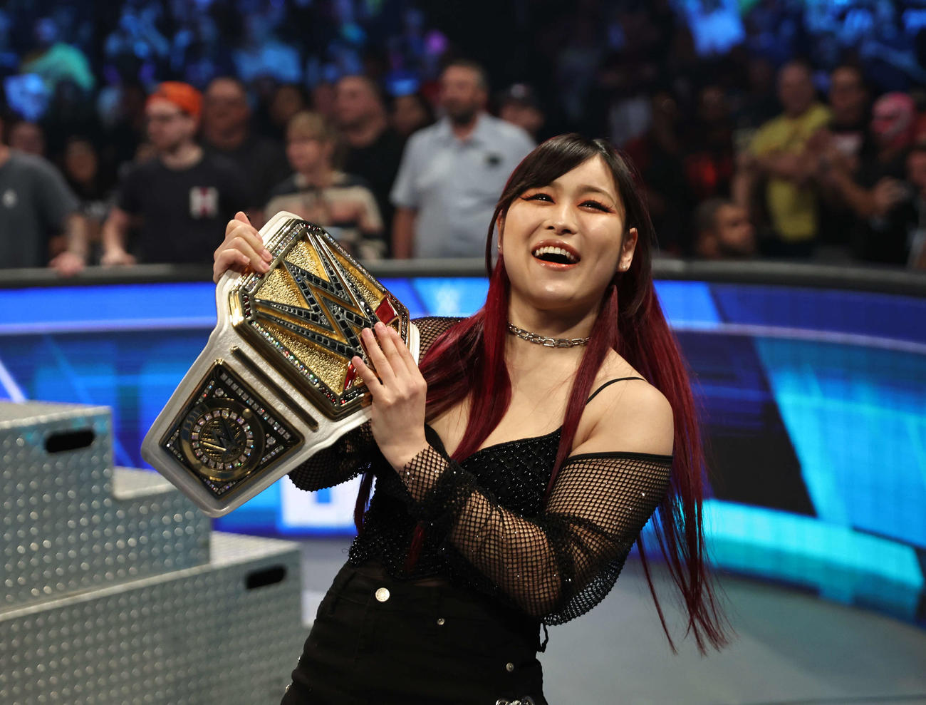 WWE女子ベルトを誇示しながら場外を歩く王者イヨ・スカイ（C）2023 WWE, Inc. All Rights Reserved.