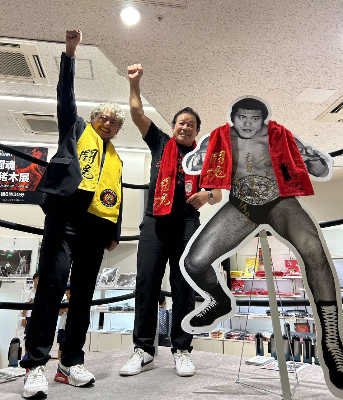 京王百貨店新宿店で開催中のアントニオ猪木展に訪れた藤波辰爾（右）と長男LEONA