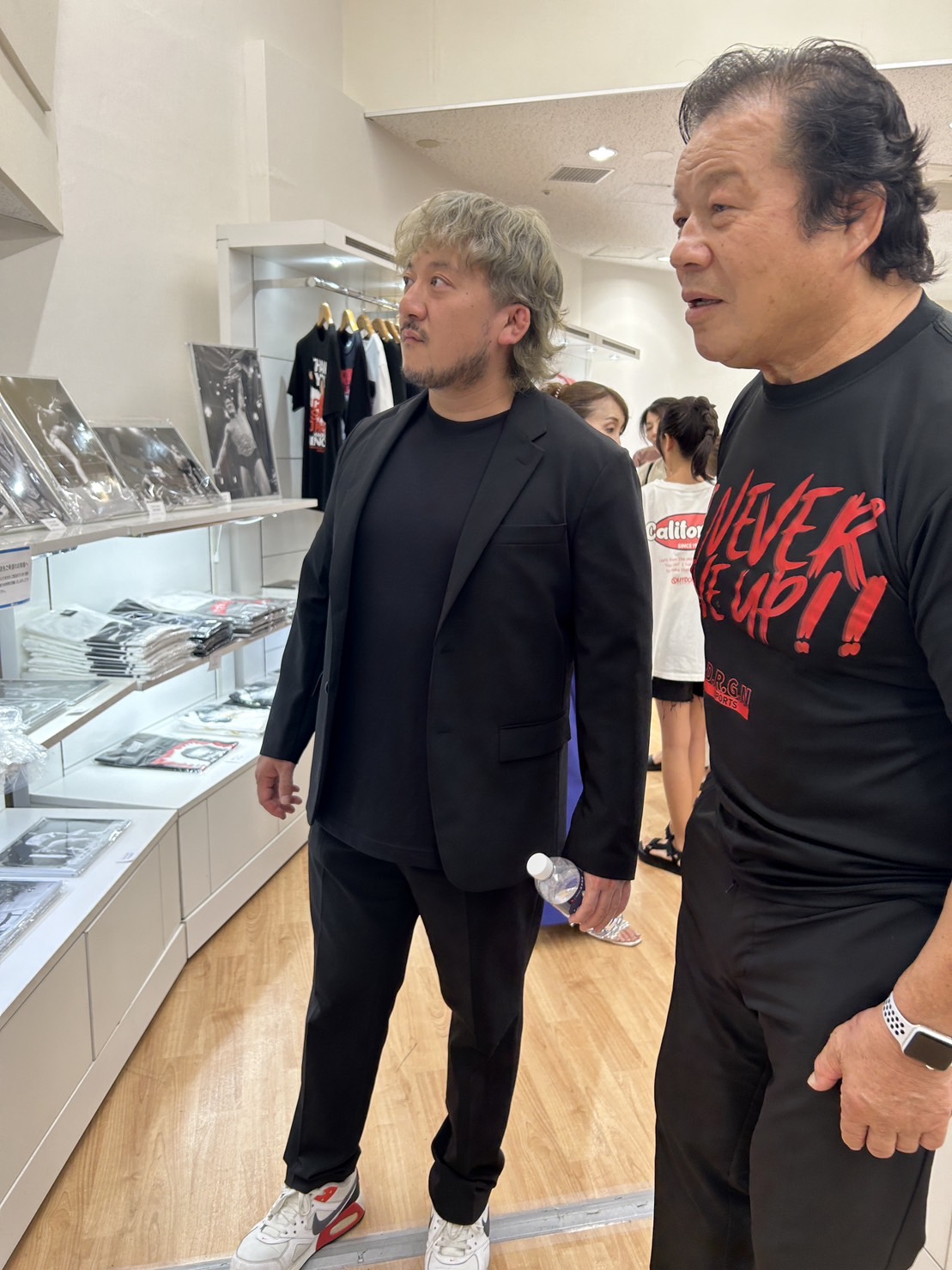 アントニオ猪木展に足を運んだ藤波辰爾（右）と長男LEONA