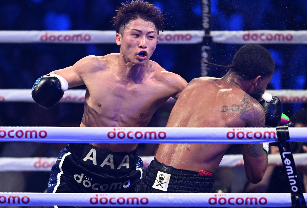 8回、フルトンからダウンを奪う井上尚弥（2023年7月25日撮影）