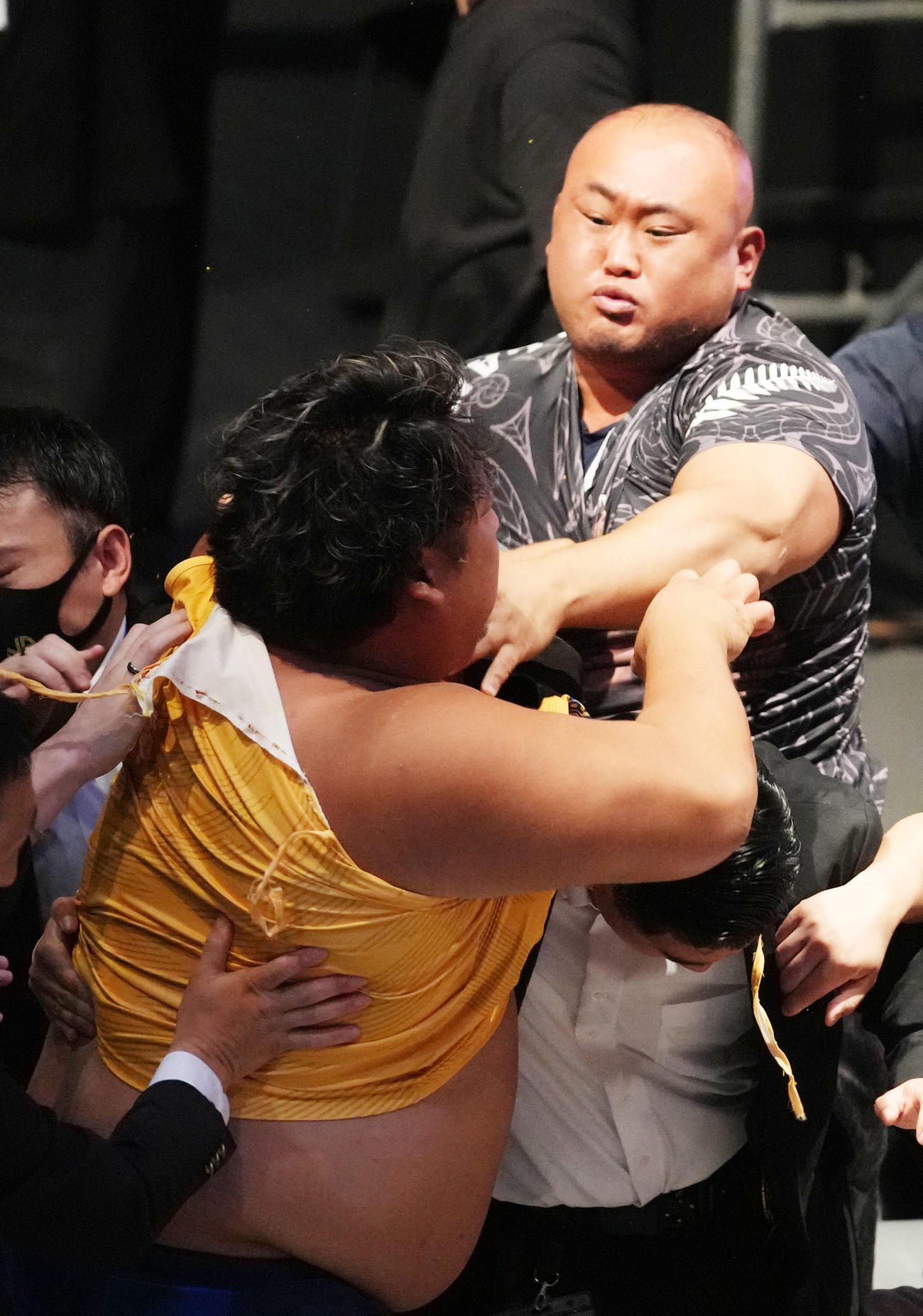 ラガーマンの横谷裕紀（右）のあおりで、服が破れたノッコン寺田（撮影・横山健太）