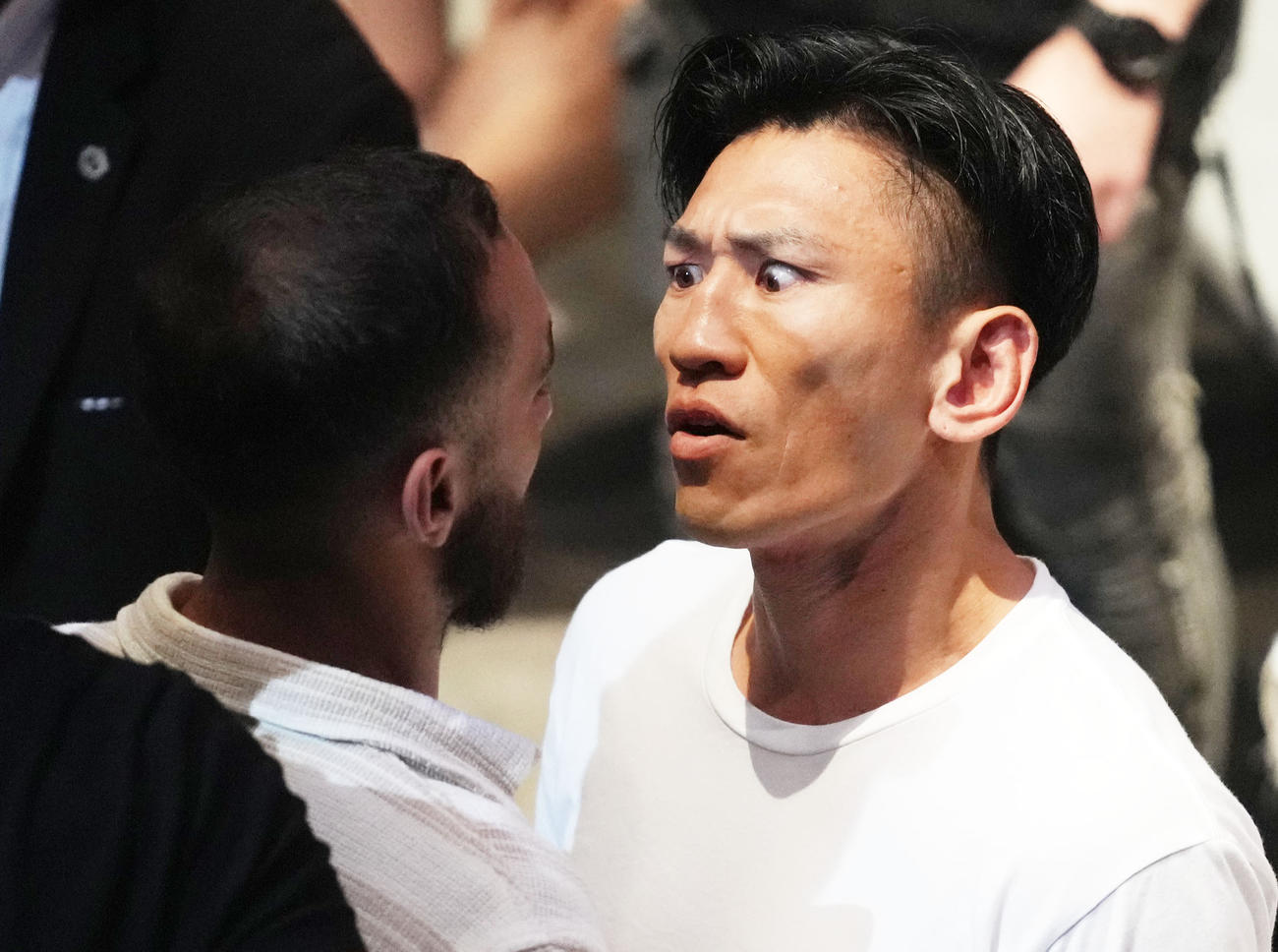 普段は温厚な元アウトサイダーのレジェンド秀虎（右）がキレた（撮影・横山健太）