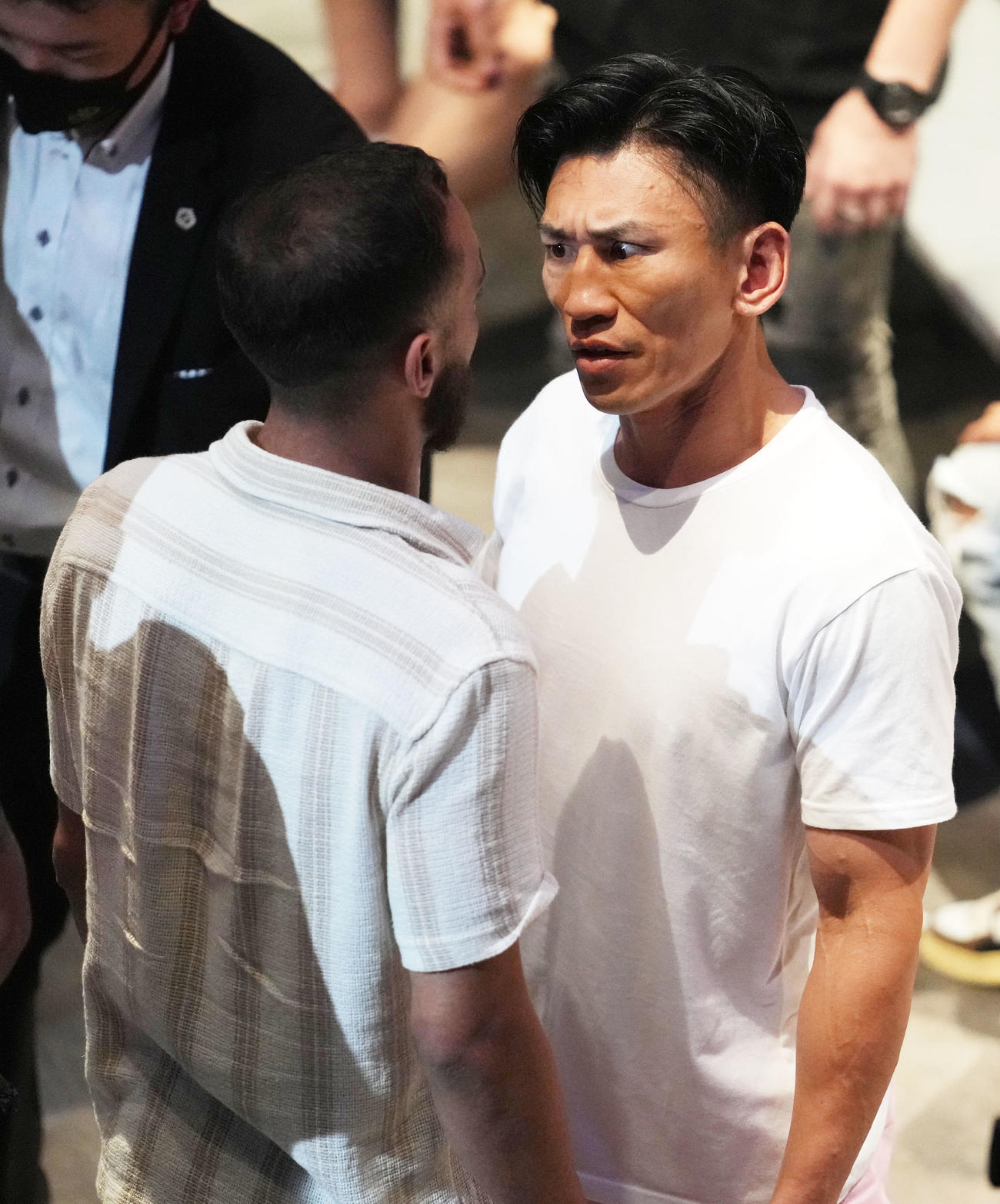 普段は温厚な元アウトサイダーのレジェンド秀虎（右）がキレた（撮影・横山健太）