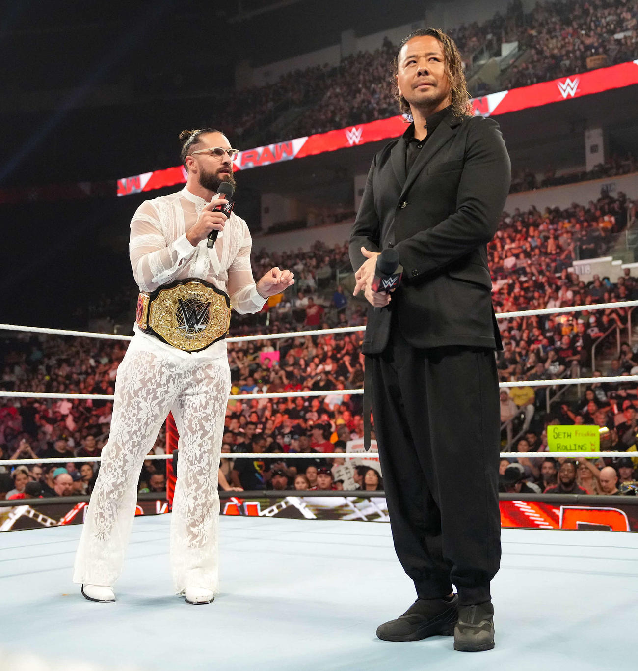 WWE世界ヘビー級王者セス・ロリンズ（左）とリング上で対峙（たいじ）した中邑真輔コピーライト2023 WWE, Inc. All Rights Reserved.