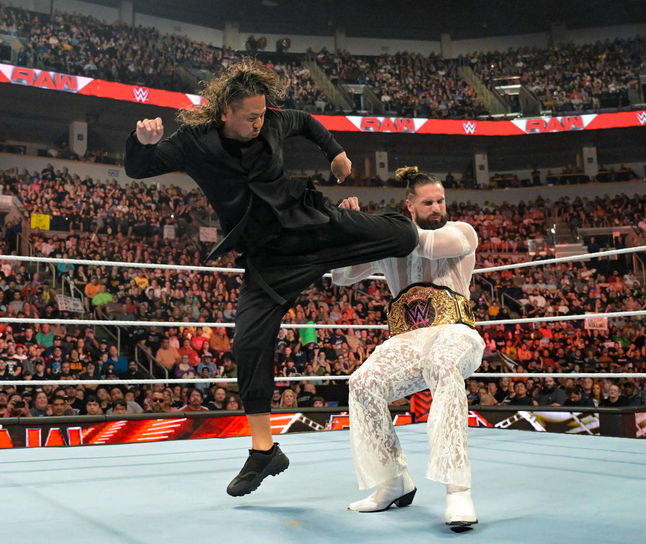 WWE世界ヘビー級王者セス・ロリンズ（右）にキンシャサを蹴りこむ中邑真輔（C）2023 WWE, Inc. All Rights Reserved.