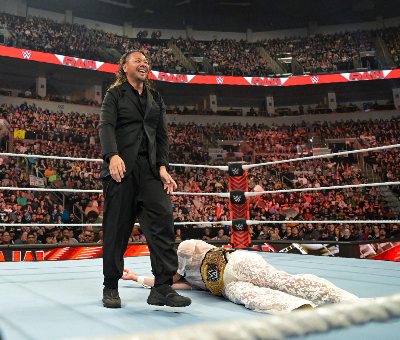 WWE世界ヘビー級王者セス・ロリンズ（右下）をキンシャサ葬し、不敵な笑みを浮かべる中邑真輔（C）2023 WWE, Inc. All Rights Reserved.