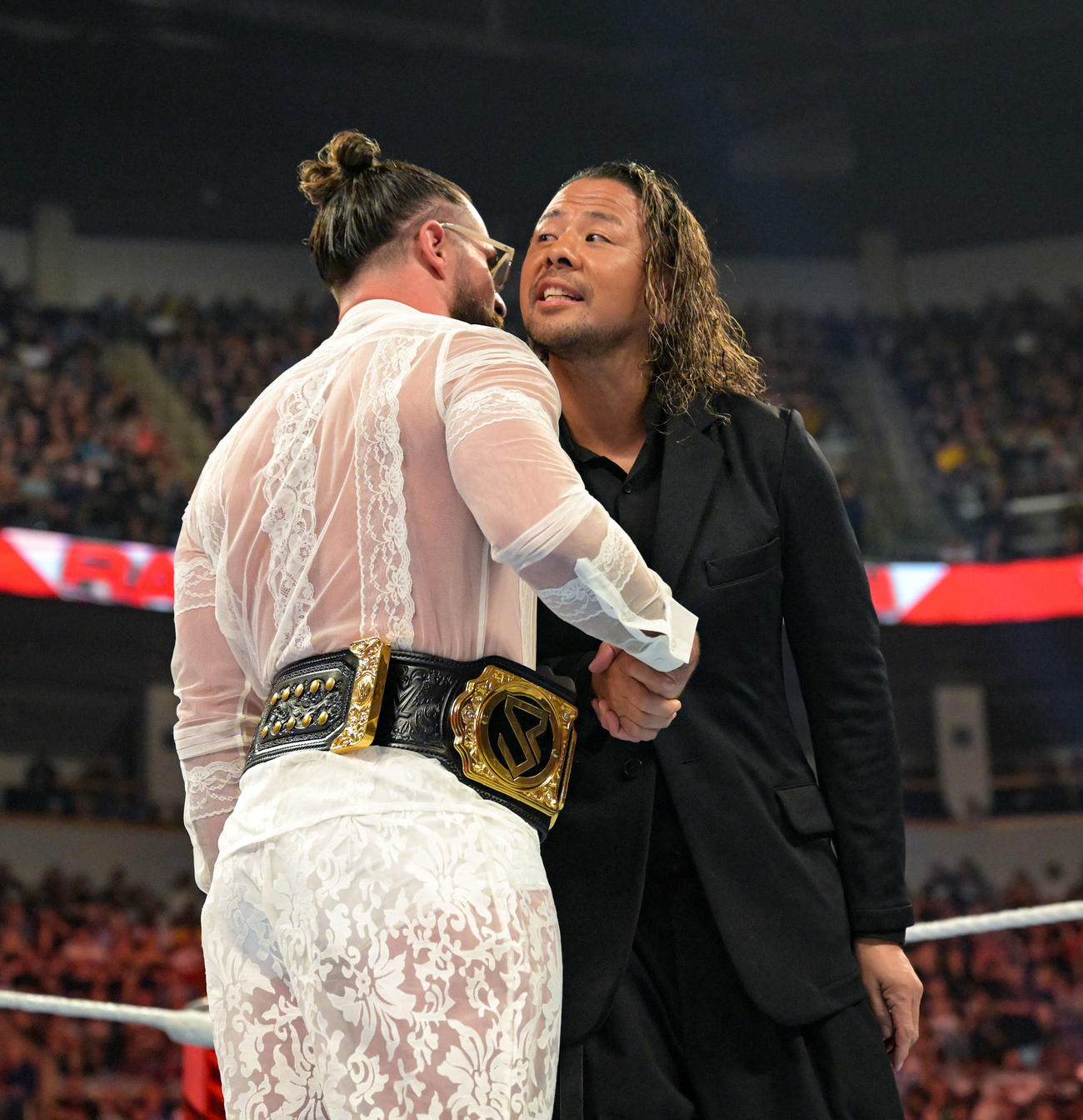 WWE世界ヘビー級王者セス・ロリンズ（左）と握手しながら言葉を交わした中邑真輔（C）2023 WWE, Inc. All Rights Reserved.