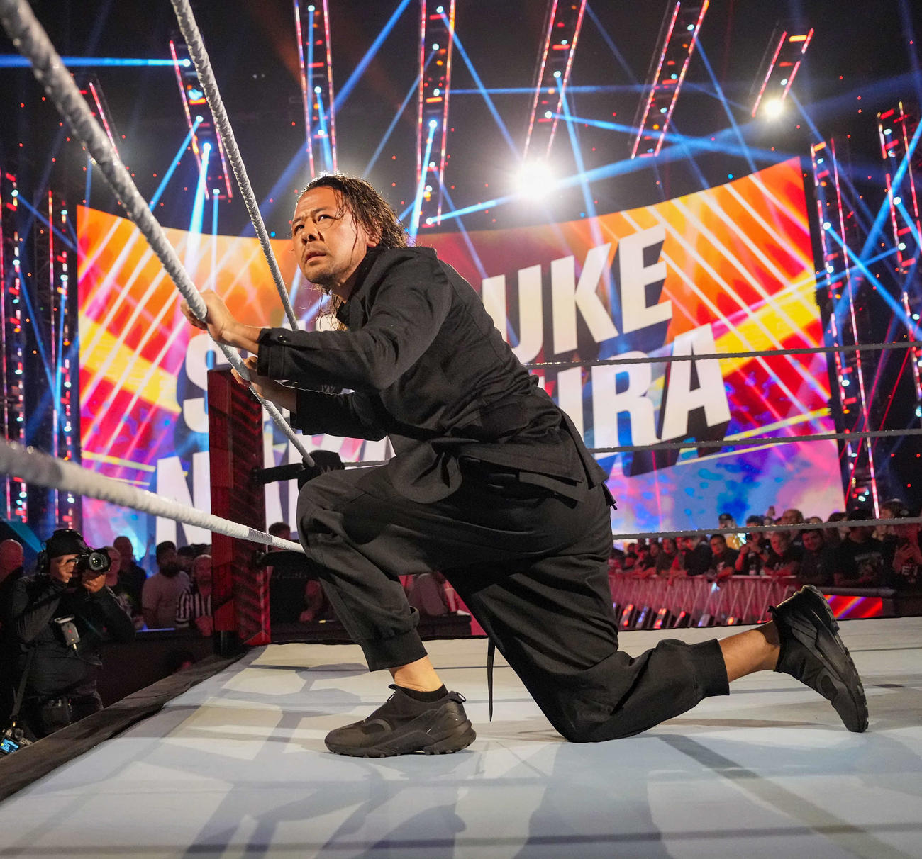 ブラックの衣装でリングに上がった中邑真輔（C）2023 WWE, Inc. All Rights Reserved.