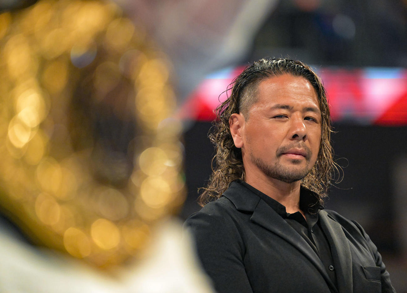 WWE世界ヘビー級王座ベルトを見つめる中邑真輔（C）2023 WWE, Inc. All Rights Reserved.