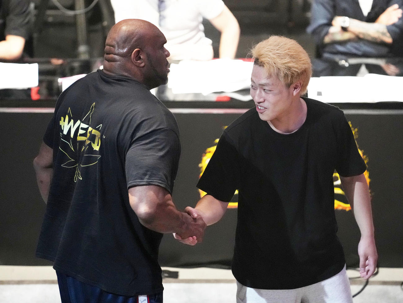 ボブ・サップに挑戦しようと、握手を求めた10人ニキ（撮影・横山健太）