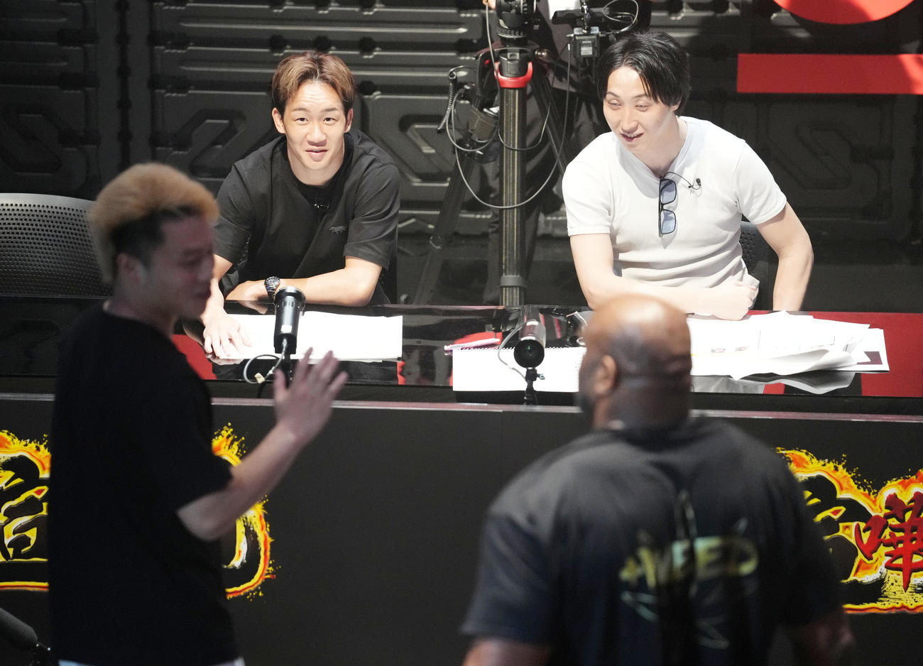 ボブ・サップに挑戦しようと、前に出た10人ニキに笑う朝倉未来（左から2人目）（撮影・横山健太）
