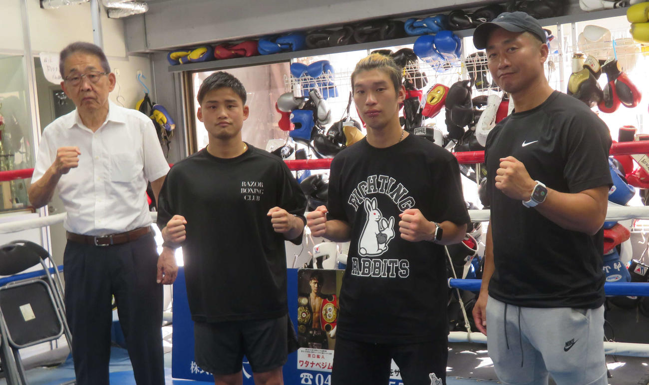 9月22日の試合に向けて会見した京口紘人（左から2番目）と高山涼深（同3番目）。左端は渡辺均会長、右端は小林尚陸トレーナー